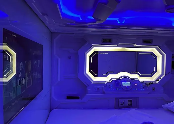 Bmax Spacepods Hotel